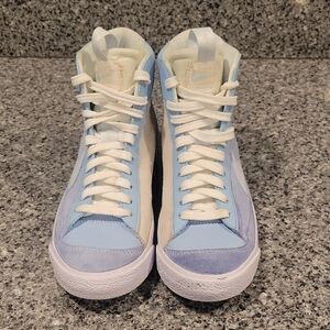Nike Women's Light Blue and White Sneakers